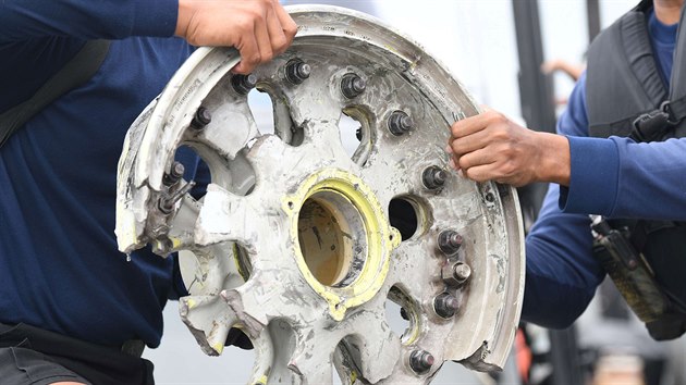 Indont potpi zkoumaj trosky Boeingu 737-500 aerolinky Sriwijaya Air, kter v sobotu havaroval na cest z Jakarty do msta Pontianak. (10. ledna 2021)