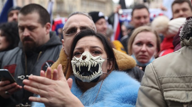Na praskm Staromstskm nmst se seli astnci demonstrace nazvan Oteveme esko proti vldnm opatenm, kter souvisej s koronavirovou pandemi. (10. ledna 2021)