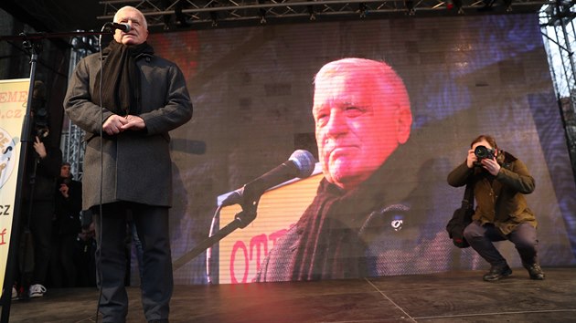 Na pražském Staroměstském náměstí se sešli účastníci demonstrace nazvané Otevřeme Česko proti vládním opatřením, která souvisejí s koronavirovou pandemií. Zúčastnil se i exprezident Václav Klaus (10. ledna 2021)