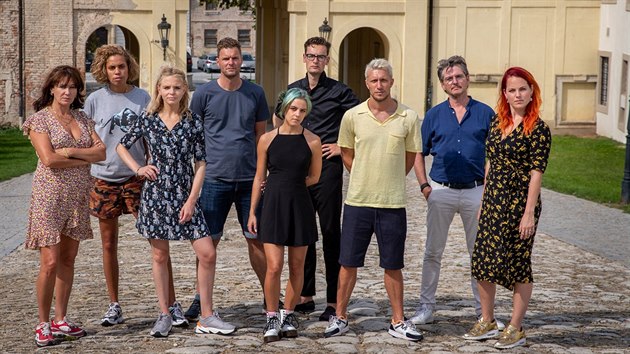 Účastníci nizozemské televizní soutěže „Kdo je zrádce?“ plní různé úkoly, jeden z nich je však tajně sabotuje. Poslední série se natáčela na jižní Moravě.