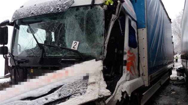 Nehoda dvou kamionů uzavřela silnici u Červeného Kostelce na Náchodsku. (13. 1 .2021)