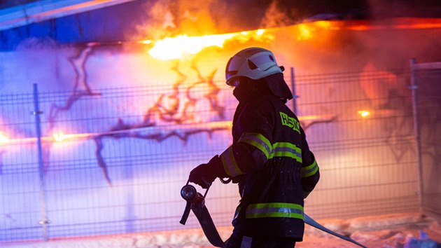 Hala s pneumatikami, motory, oleji, plastem i tlakovými lahvemi hořela v Sendražicích na Královéhradecku. (14. 1. 2021)