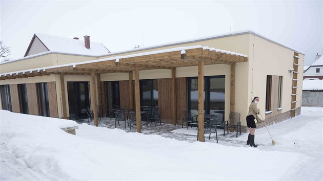 Soci�ln� za��zen� Domov na cest�, kter� se star� o lidi se z�va�n�m du�evn�m onemocn�n�m, p�edstavilo nov� domky.