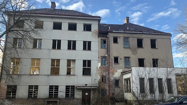 Rozsáhlý objekt bývalého hotelu Mareš čeká demolice. Budova poslední roky jen chátrala.