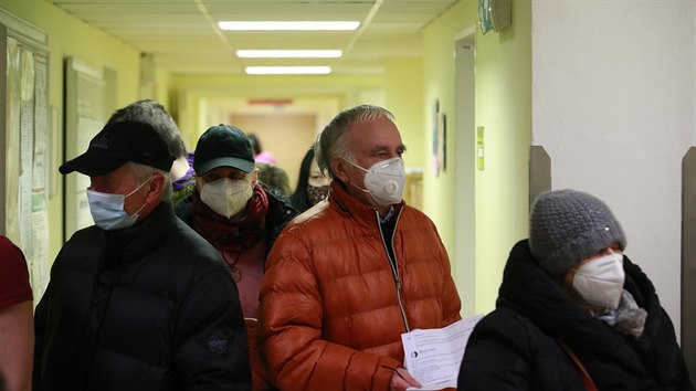 Ve Fakultní nemocnici Královské Vinohrady v Praze probíhá očkování seniorů. (18. ledna 2021)