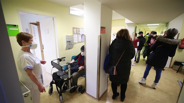 Lidé čekají ve Fakultní nemocnici Královské Vinohrady v Praze na očkování proti nemoci covid-19. (18. ledna 2021)