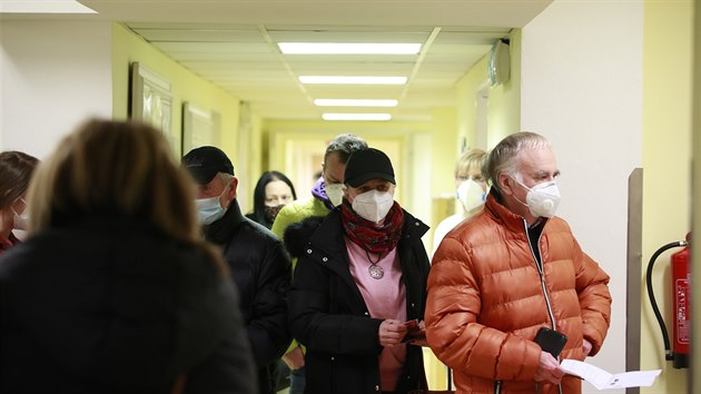 Lidé čekají ve Fakultní nemocnici Královské Vinohrady v Praze na očkování proti nemoci covid-19. (18. ledna 2021)