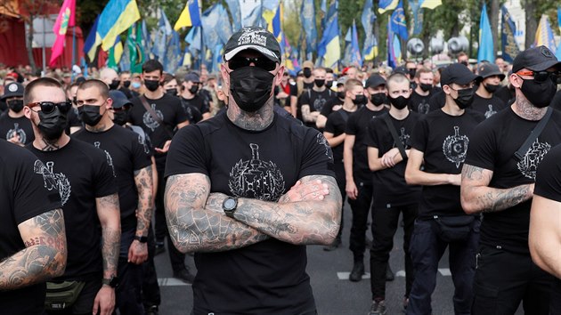 Veterni azovskho praporu a aktivist a pznivci azovskho civilnho sboru pochoduj na Den nezvislosti Ukrajiny v Kyjev. (24. srpna 2020)