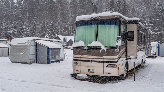 Jediným místem, kde jsou k vidění obytné vozy a karavany, je privátní parkoviště a kemp na Medvědíně.