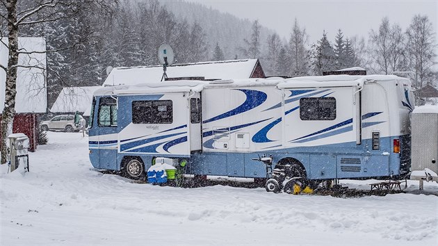 Jediným místem, kde jsou k vidění obytné vozy a karavany, je privátní parkoviště a kemp na Medvědíně. Na snímku je prázdné parkoviště u hotelu Sněžka.
