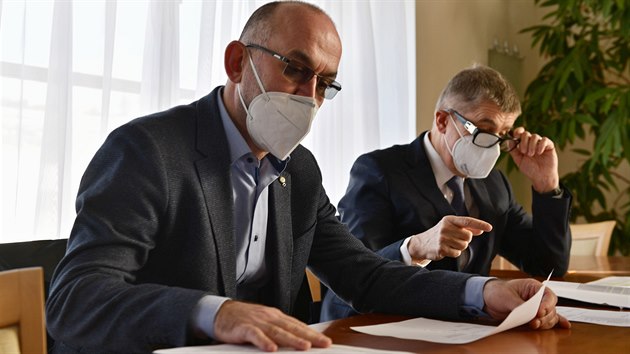 Premir Andrej Babi a ministr zdravotnictv Jan Blatn v zlon nemocnici na brnnskm vstaviti. (13. ledna 2021)