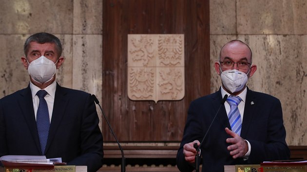 Premiér Andrej Babiš a ministr zdravotnictví Jan Blatný hovoří na tiskové konferenci k představení centrálního rezervačního systému na očkování. (14. ledna 2021)