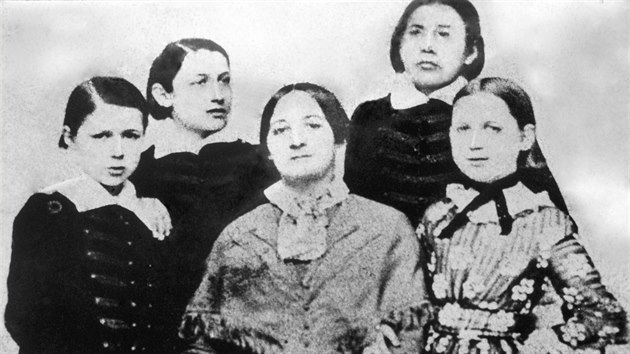 Božena Němcová s dětmi. Zleva Jaroslav, Karel, Hynek (zemřel v říjnu 1853) a Dora, snímek z doby kolem roku 1852.