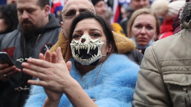 Nkte z astnk demonstrace na Staromstskm nmst mli rouky vyjadujc jejich nzor. Napklad ena mla kryt s tesky. (10. ledna 2021)