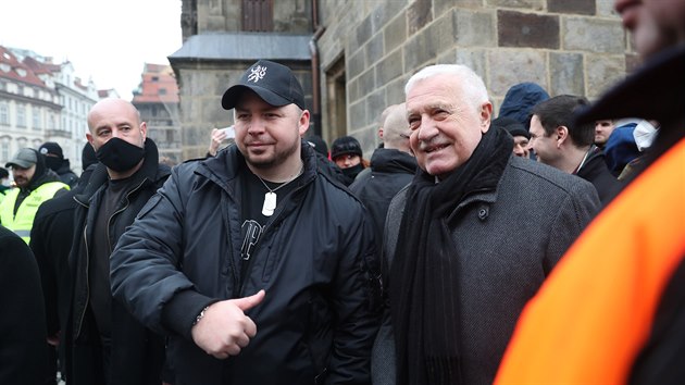 Demonstranty proti vládním opatřením na Staroměstském náměstí podpořil exprezident Václav Klaus. Lidé se s ním při odchodu z pódia fotili. (10. ledna 2021)