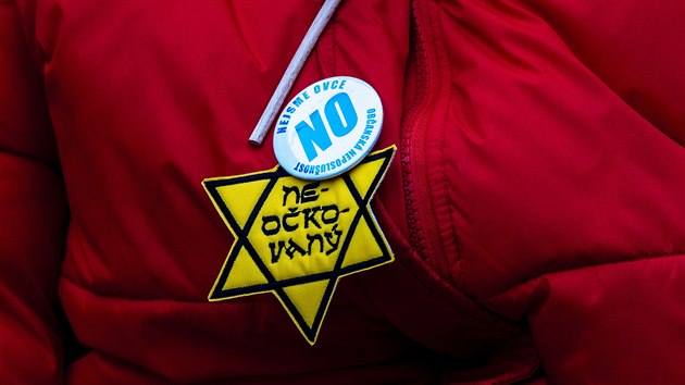 Demonstranti pouili Davidovu hvzdu jako symbol neokovanch. Federace idovskch obc a Nadan fond obtem holocaustu se ohradili proti zneuit. (8. ledna 2021)
