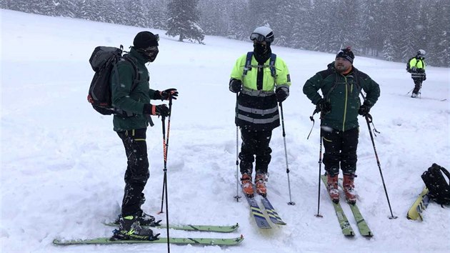 Policisté, kteří budou sloužit v Krkonošském národním parku, dostali skialpové lyže v policejních barvách i ostatní vybavení potřebné k horským túrám.