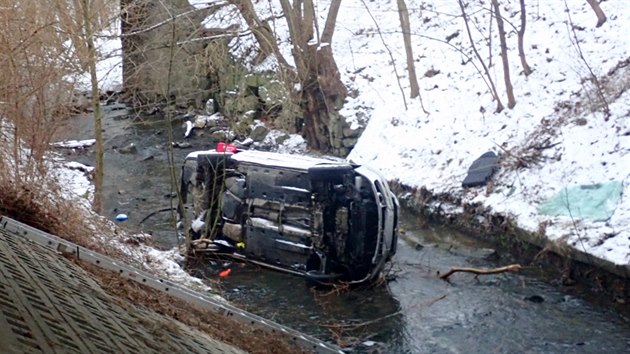 Šofér sjel v Koryčanech s automobilem do potoka. Museli ho vyprostit hasiči (16. ledna 2021).