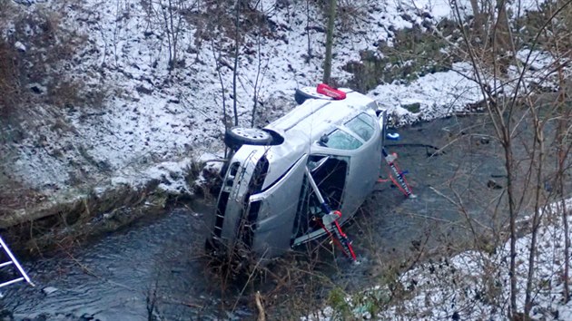Šofér sjel v Koryčanech s automobilem do potoka. Museli ho vyprostit hasiči (16. ledna 2021).