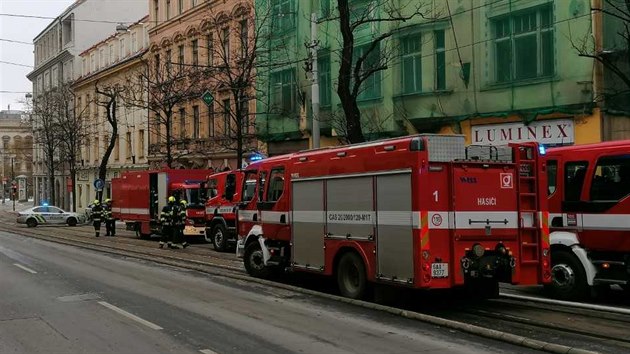 Hasiči likvidují požár vybydleného domu v rekonstrukci v pražské Ječné ulici (17. ledna 2021).