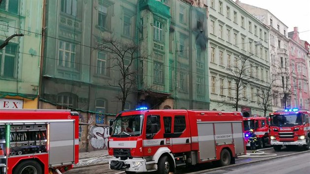 Hasiči likvidují požár vybydleného domu v rekonstrukci v pražské Ječné ulici (17. ledna 2021).