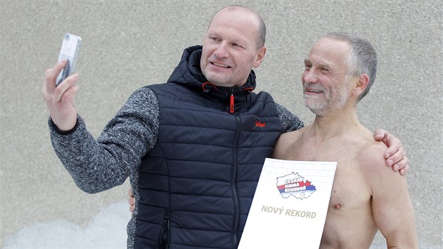 Padesátiletý otužilec a vytrvalostní běžec Josef Šálek z Vodňan pokořil v Pelhřimově světový rekord tím, že pouze v šortkách a naboso v mrazu uběhl půlmaraton v čase 1:36:21.