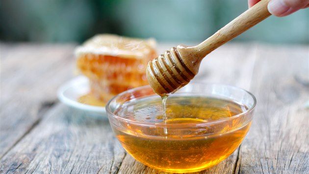 Včelí med je pro tělo přírodním zdrojem spousty příznivých látek posilujících imunitu.
