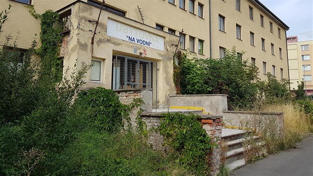 Zchátralá budova bývalé ubytovny v centru Litvínova.