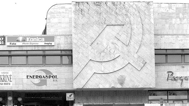 Po sametové revoluci překrývala symboly komunismu na budově, kde kdysi sídlily krajské stranické noviny, digitální tabule informující o stavu ovzduší a přesném čase. Po jejím odstranění se v roce 2000 srp s kladivem opět objevily. 