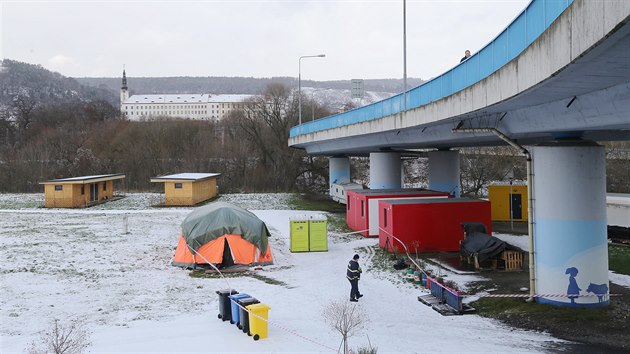 Stan pro bezdomovce stojí v areálu cyklokempu pod novým mostem v Děčíně.
