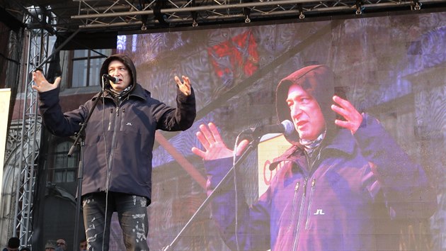 Nedln demonstraci proti vldnm opatenm na Staromstskm nmst podpoil tak hudebnk Daniel Landa. (10. ledna 2021)