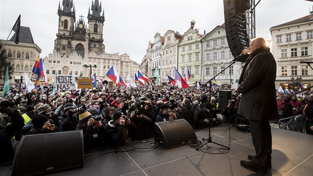 K protestujícím na demonstraci na Staroměstském náměstí v Praze promluvil i bývalý prezident Václav Klaus. (10. ledna 2021)