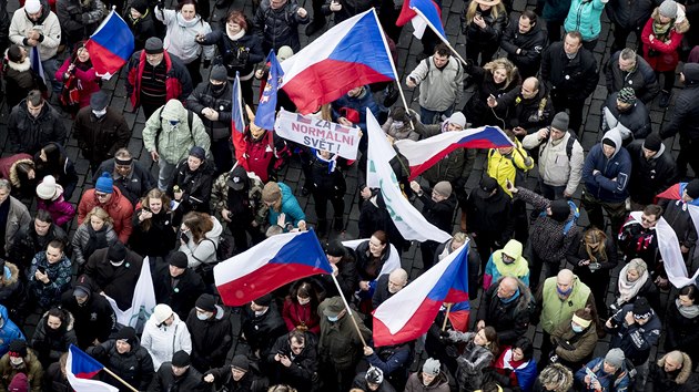 Demonstranti na Staromstskm nmst poaduj oteven esk republiky. Nepijmaj vldn opaten. (10. ledna 2021)