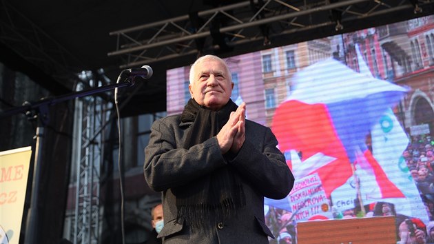 K demonstrantům na Staroměstském náměstí promluvil i bývalý prezident Václav Klaus. (10. ledna 2021)