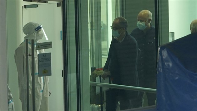 Experti ze Svtov zdravotnick organizace dorazili do Wu-chanu. S nskmi vdci budou ptrat po pvodu onemocnn covid-19 a budou se snait zjistit, jak se koronavirus penesl na lovka. (14. ledna 2021)