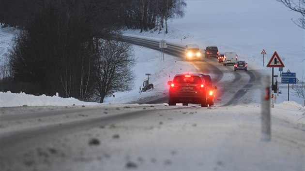 Na silnici u Úněšova na Plzeňsku byla ráno po sněžení vrstva rozbředlého sněhu, který místy namrzal. V některých úsecích silnic tvořil silný nárazový vítr sněhové jazyky. (14. ledna 2021)