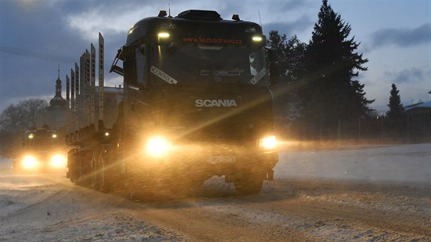 Na silnici u Úněšova na Plzeňsku byla ráno po sněžení vrstva rozbředlého sněhu, který místy namrzal. V některých úsecích silnic tvořil silný nárazový vítr sněhové jazyky. (14. ledna 2021)