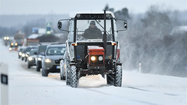 Silničáři vyrazili na zasněžené komunikace. S použitím pluhů a sypačů upravují sjízdnost českých silnic. (14. ledna 2021)