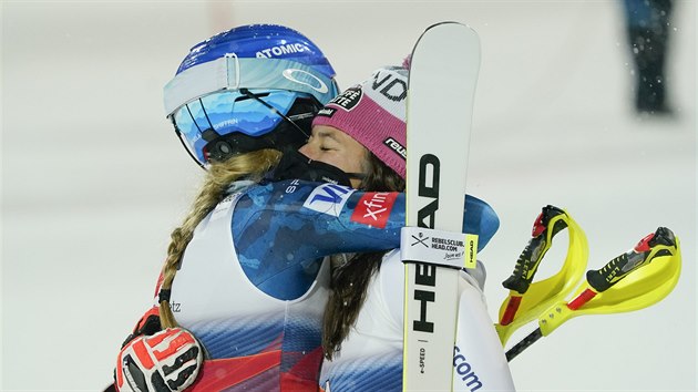 RADOST. Američanka Mikaela Shiffrinová (vlevo) přijímá gratulace od Švýcarky Wendy Holdenerové po vítězství ve Flachau.