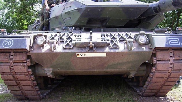 Leopard 2 verze A5 s typickým „klínem“ na věži.