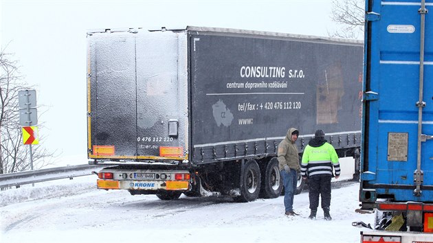Hlavn silnin tah z Havlkova Brodu na Svitavy a Pardubice v hustm snen u Jitkova u nejednou zablokovaly kamiony.