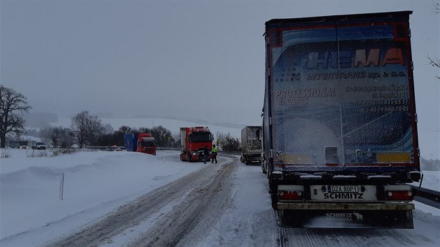 Takto ve tvrtek rno vypadal hlavn silnin tah I/34 u Jitkova na Havlkobrodsku.