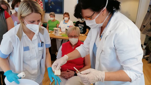 Očkování na Vysočině by mělo zajistit pět velkých očkovacích center, v každém okresním městě jedno. Vedle toho už začaly sociální zařízení objíždět mobilní týmy. Tento obrázek je například z domova pro seniory v Onšově na Pelhřimovsku.