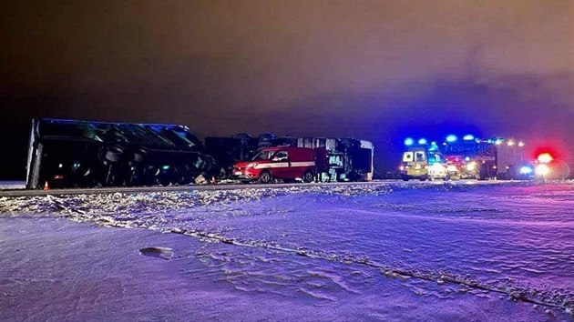 Vážná nehoda na severním okraji Havlíčkova Brodu. Kamion zde ve čtvrtek večer srazil běžce a převrátil se na bok.