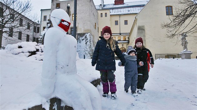 Na ndvo jihlavskho magistrtu nedvno vznikly rzn snhov skulptury, kter obdivuj dti i dospl. Sochy maj i stylov rouky.