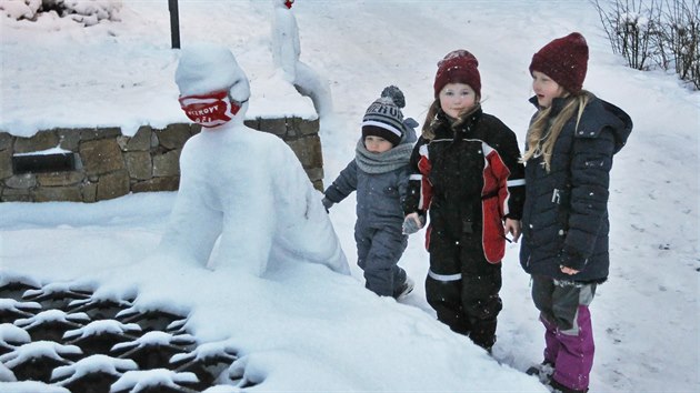 Na nádvoří jihlavského magistrátu nedávno vznikly různé sněhové skulptury, které obdivují děti i dospělí. Sochy mají i stylové roušky.