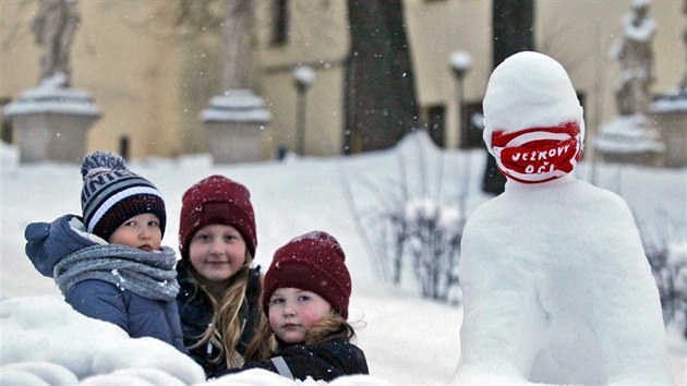 Na nádvoří jihlavského magistrátu nedávno vznikly různé sněhové skulptury, které obdivují děti i dospělí. Sochy mají i stylové roušky.