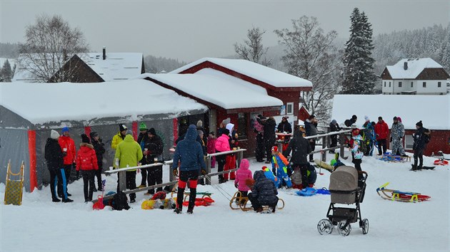 Na Kvild� lid� vyu�ili voln�ho svahu, d�ti bobovaly. N�v�t�vn�ci se mohli ob�erstvit u ok�nka. (10. 1. 2021)