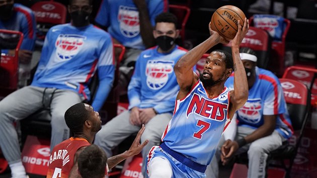 Kevin Durant z Brooklyn Nets v utkn proti Denver Nuggets.