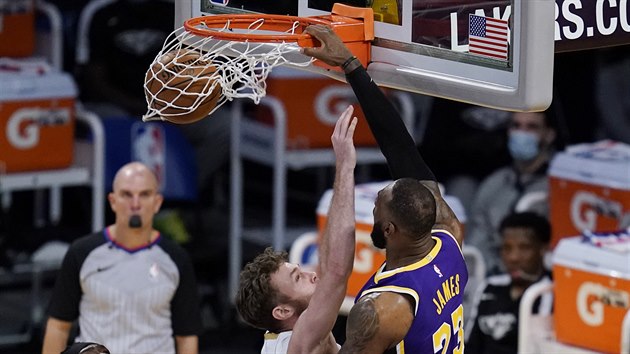 LeBron James z Los Angeles Lakers zasmečoval v utkání proti New Orleans Pelicans.